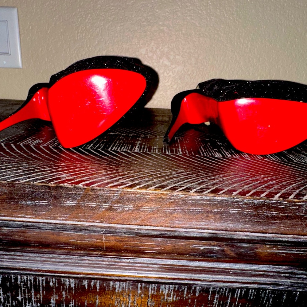 Gorgeous stilettos. Have never been worn. They come with a red dust bag